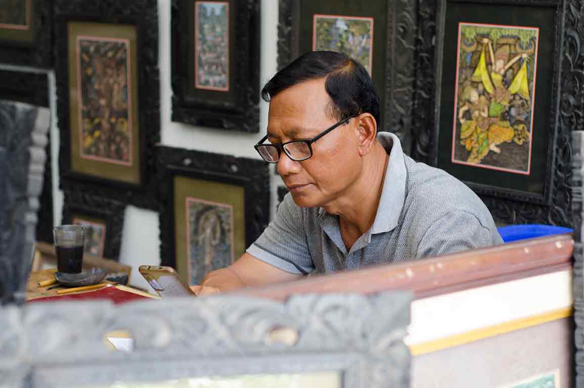 I Wayan Surana pelukis tradisional Gaya Keliki, Tegallalang, Bali.
