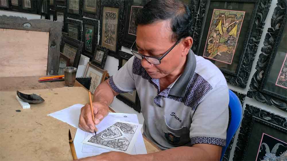 I Wayan Surana sedang melukis - Seni Rupa Bali