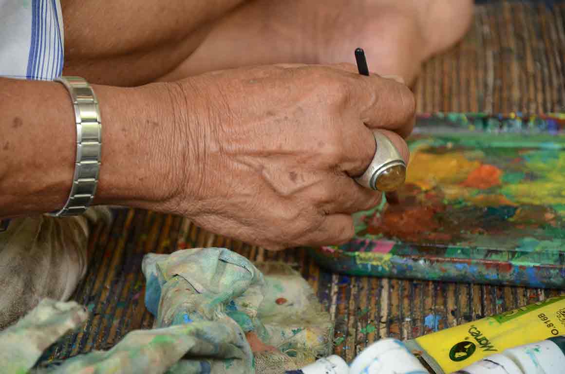 Ngurah KK mengaduk cat warna