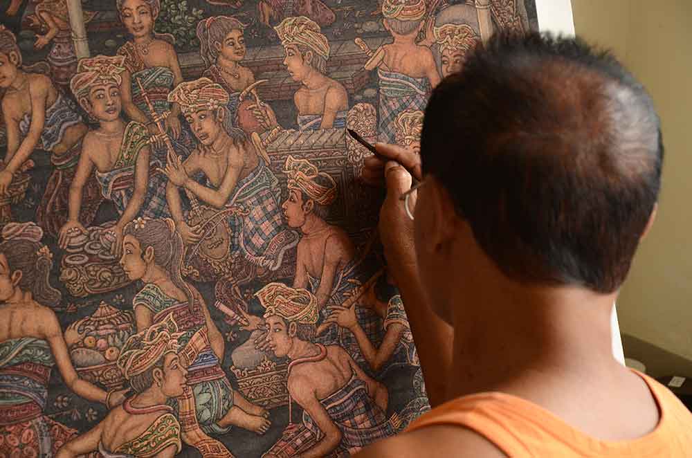I Made Rasna sedang melukis corak Taman Kaja, Ubud, Bali - Foto: Danang DKW - senirupabali.com